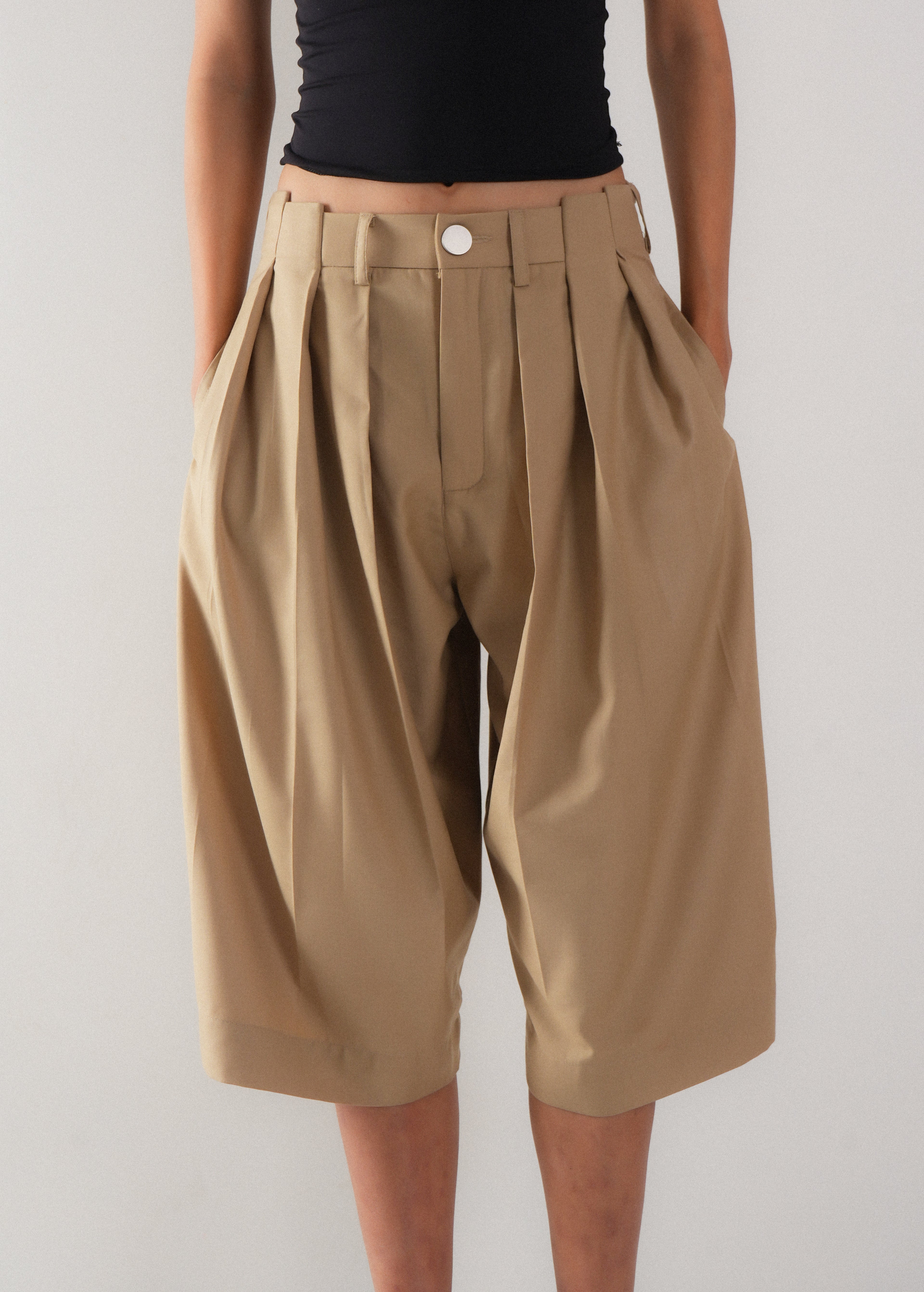 Utility Pleated Short Pants